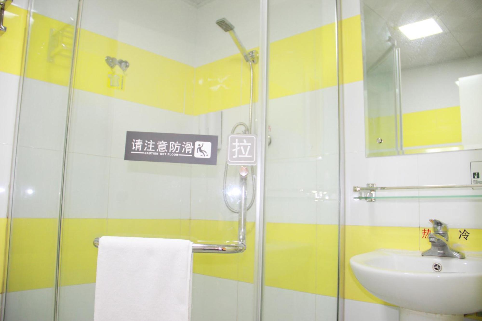 7Days Inn Guangzhou South Railway Station Huijiang Subway Station Bagian luar foto