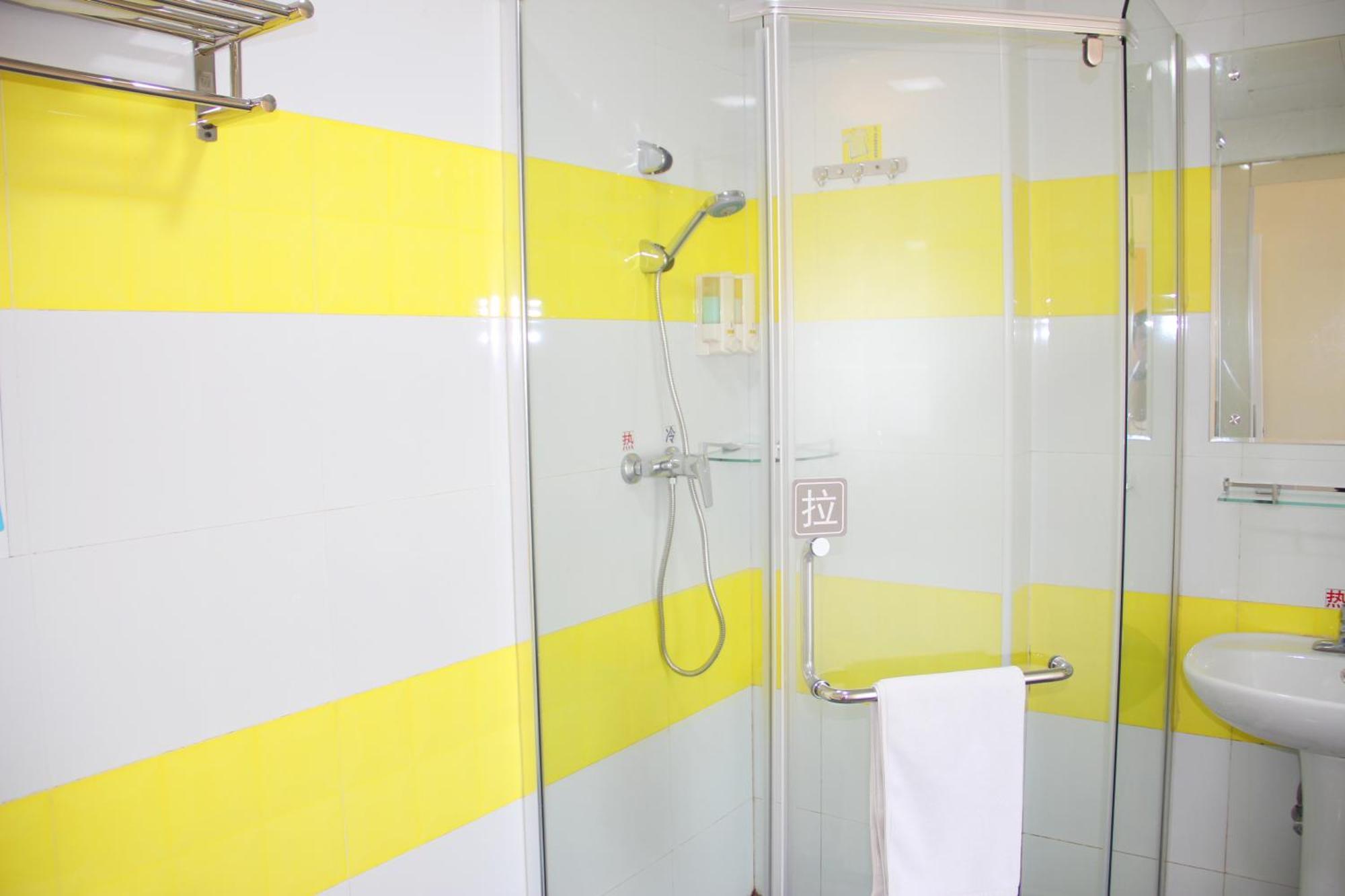 7Days Inn Guangzhou South Railway Station Huijiang Subway Station Bagian luar foto