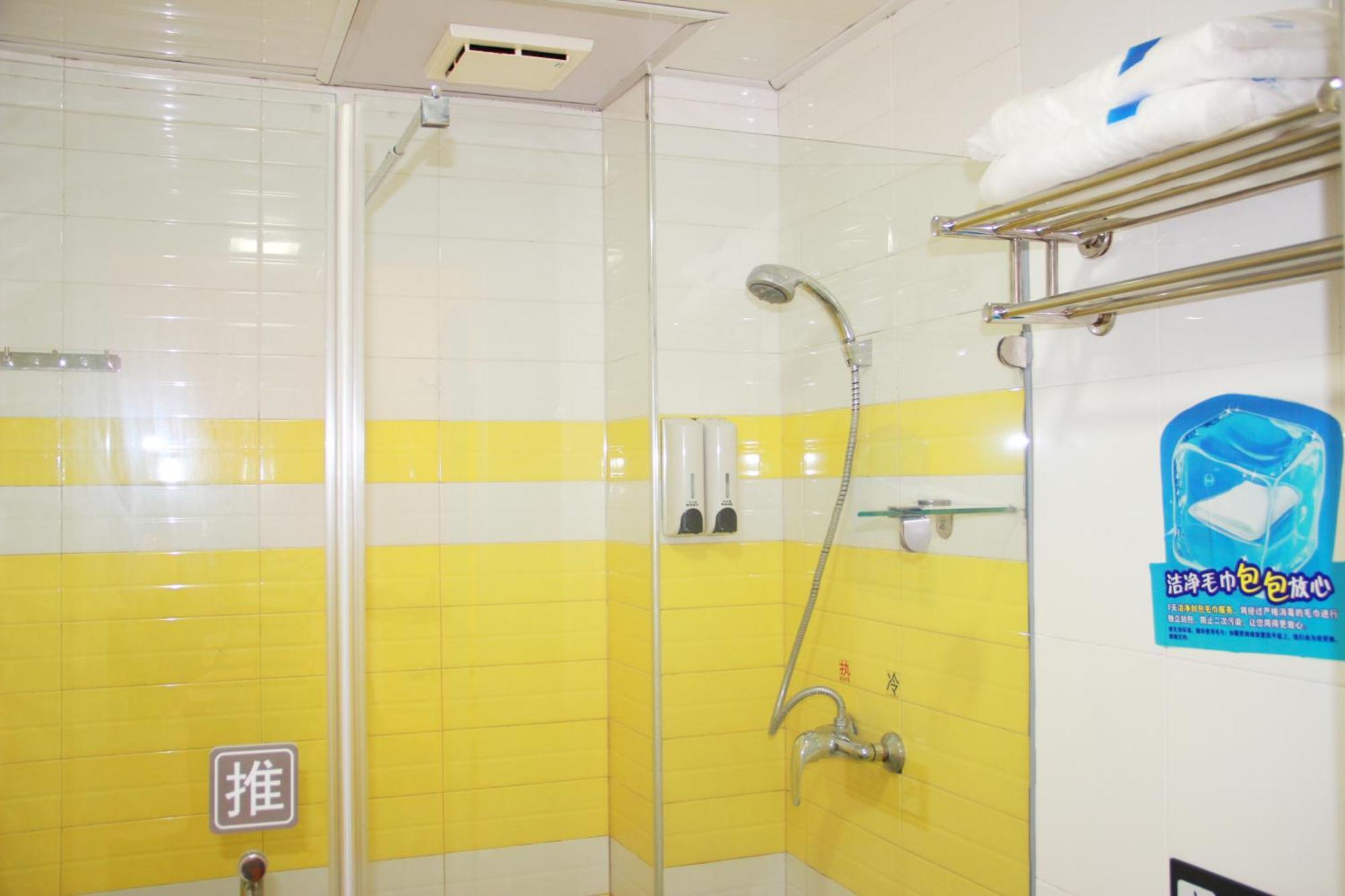 7Days Inn Guangzhou South Railway Station Huijiang Subway Station Bagian luar foto